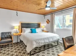 Highliner Hotel - Deluxe King with City View