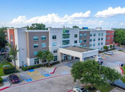 Holiday Inn Express & Suites Arlington North – Stadium Area, an IHG Hotel