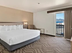 Cedar Street Hotel & Suites