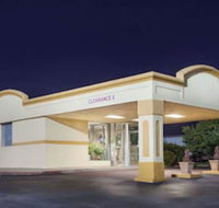 Days Inn by Wyndham McDonough - Accommodation Indiana