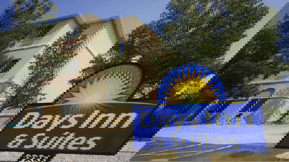 Days Inn & Suites By Wyndham Airport Albuquerque - thumb 1