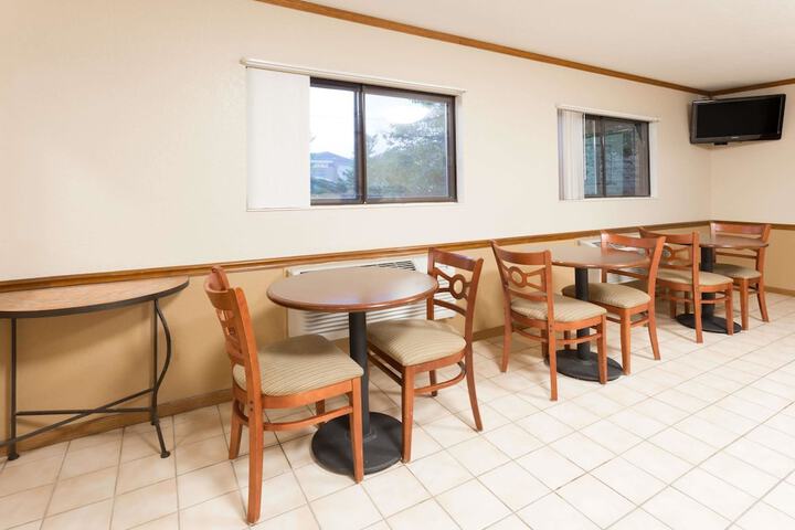 Super 8 By Wyndham Dixon - thumb 1