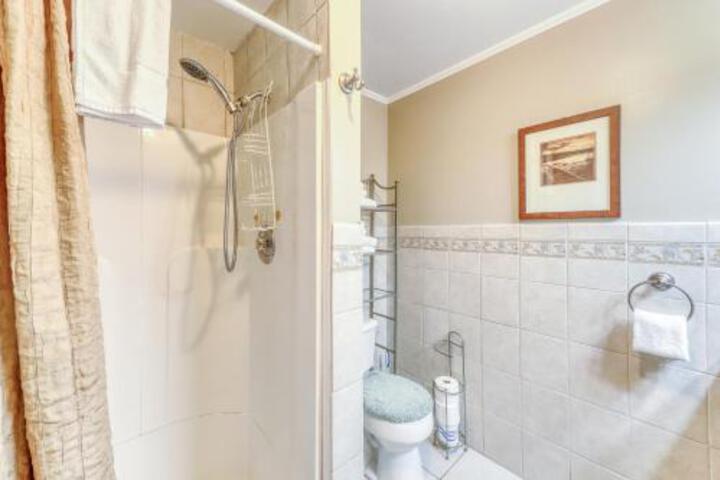 Hocus Pocus Lake House - thumb 1