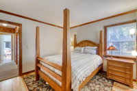 Casual  Cute Cabin Near the Lake