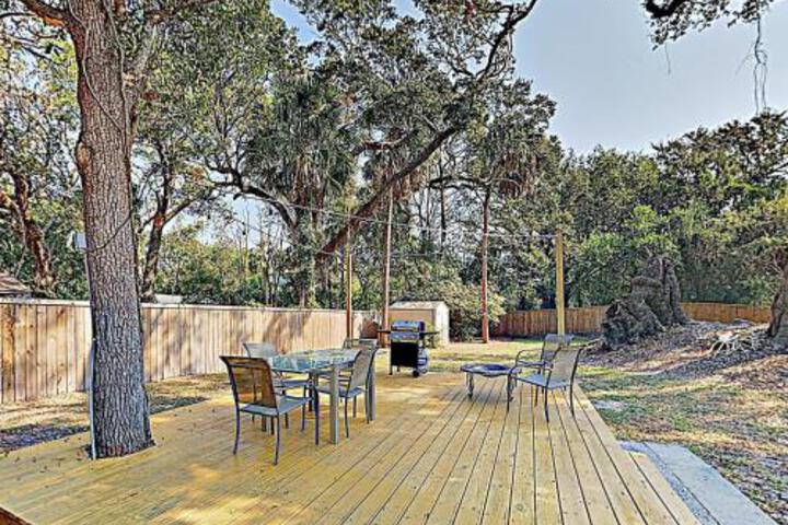 New Listing! Cute Home W / Big Backyard Near Beach Home - thumb 3