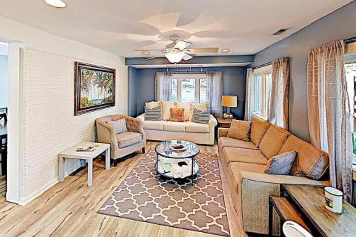 New Listing! Cute Home W / Big Backyard Near Beach Home - thumb 2