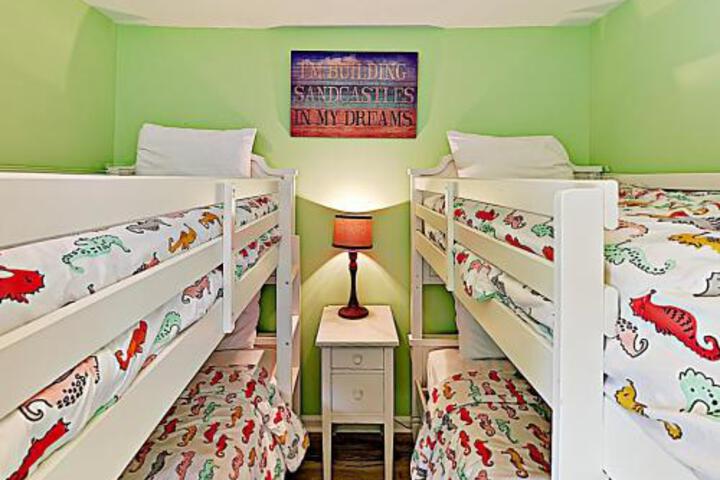 New Listing! Cute Home W / Big Backyard Near Beach Home - thumb 0