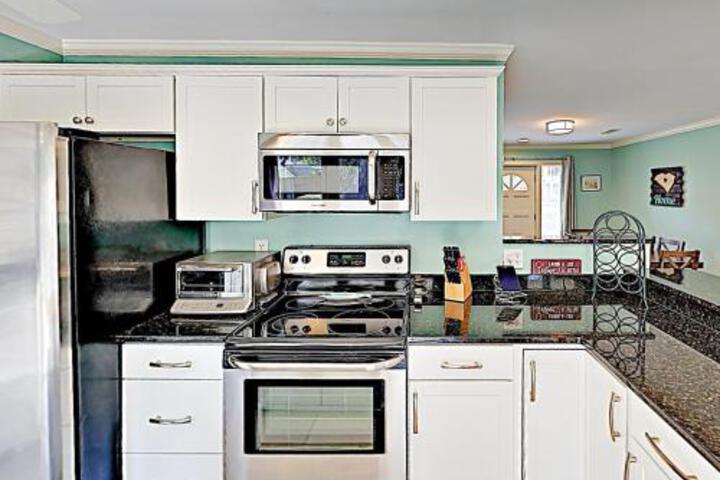 New Listing! Cute Home W / Big Backyard Near Beach Home - thumb 4