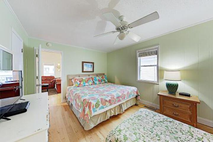 New Listing! Cheeseheads In Paradise W / Pool Home - thumb 3