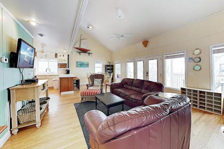 New Listing! Cheeseheads In Paradise W / Pool Home - thumb 4