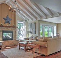 Beautiful 4BR Wapato Point Home w / Private Hot Tub - Accommodation Indiana