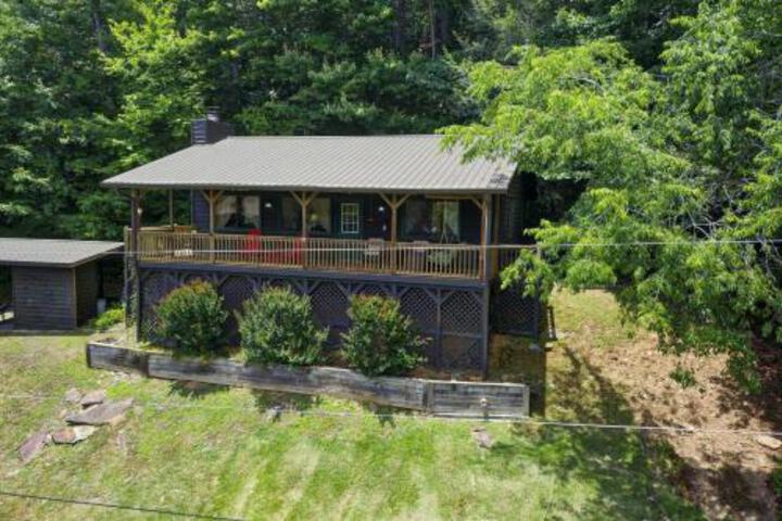 Otter Cottage Riverfront / Trailside Murphy Cabin! - thumb 0