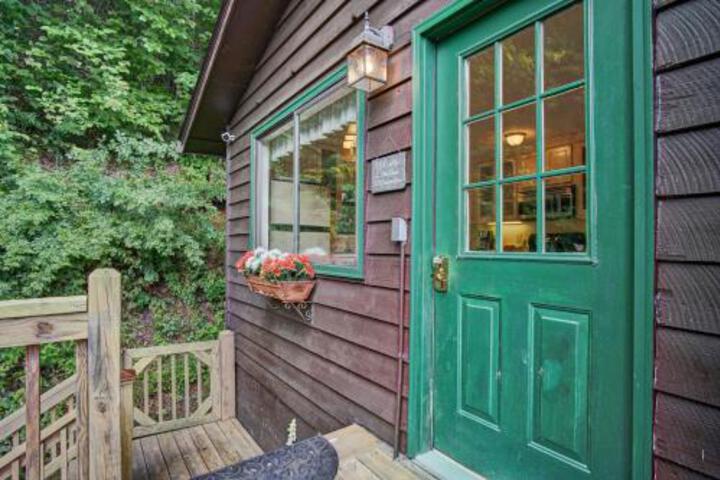 Otter Cottage Riverfront / Trailside Murphy Cabin! - thumb 5