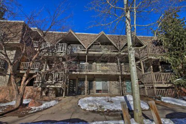 Downtown Aspen Condo With Fireplace Near 4 Ski Areas! - thumb 2