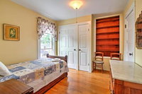 Spacious Rutland Townhome w / Fire Pit Walk to Town