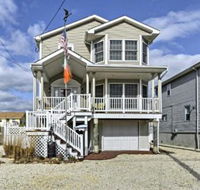 Charming Ship Bottom Home Walk to the Beach - Accommodation Indiana