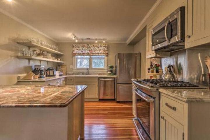 Modern Litchfield Home On Â½ Acre Near Town Center - thumb 0