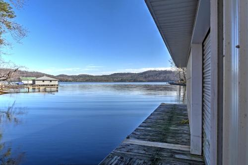 Paradise Cove Lakeside Guntersville Cabin W / Patio! - thumb 0