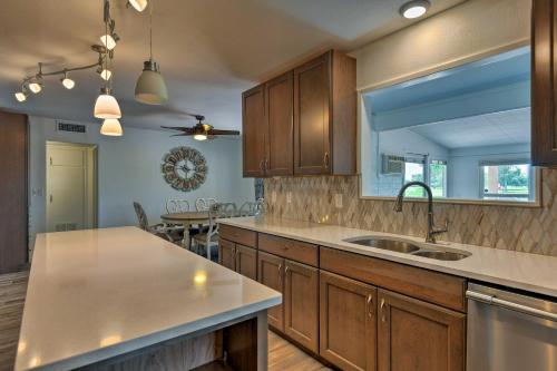 NEW Luxe Sun City Home W / Yard On South Golf Course - thumb 3