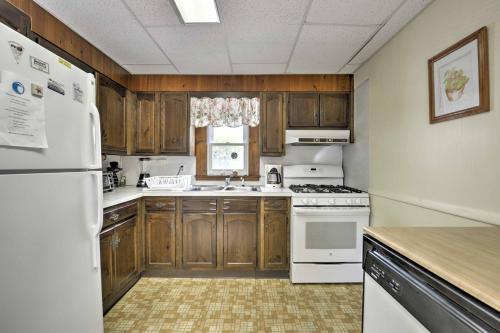 Breezy Ship Bottom House With Yard & Beach Access! - thumb 5