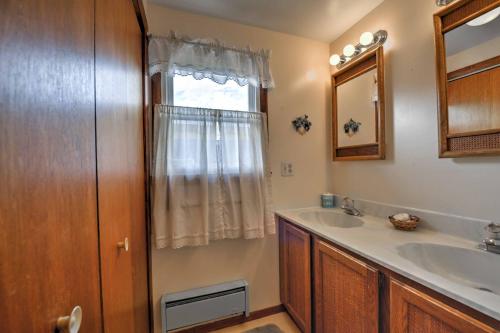 Breezy Ship Bottom House With Yard & Beach Access! - thumb 2