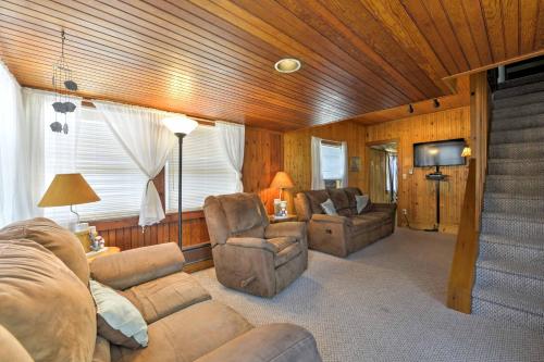 Breezy Ship Bottom House With Yard & Beach Access! - thumb 4