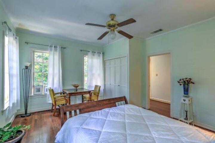 Stately Dallas Home W / Pool Patio & Entertainment! - thumb 3