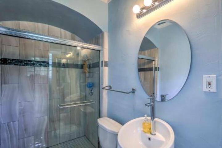 Stately Dallas Home W / Pool Patio & Entertainment! - thumb 6