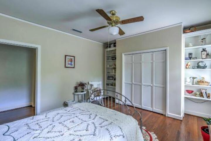 Stately Dallas Home W / Pool Patio & Entertainment! - thumb 4