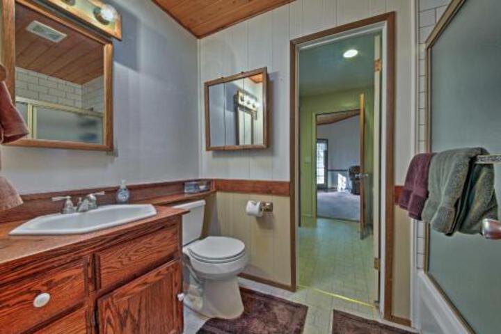 Cozy Big Bear Home With Yard & Patio 5 Mins To Lake! - thumb 6