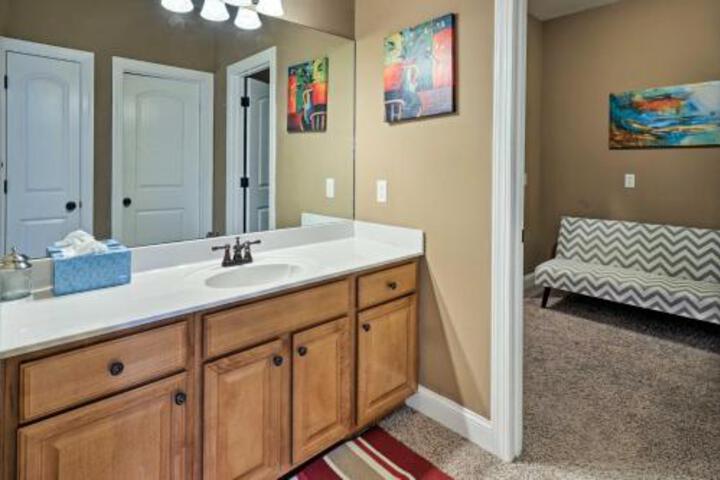 Lavish Cordova House W / Pool Table & Media Room! - thumb 6