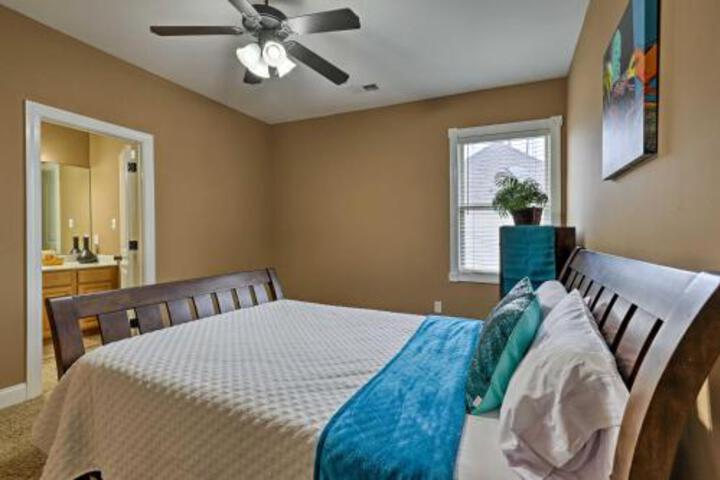 Lavish Cordova House W / Pool Table & Media Room! - thumb 0