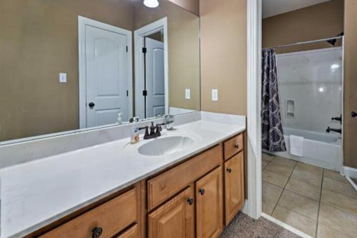 Lavish Cordova House W / Pool Table & Media Room! - thumb 1