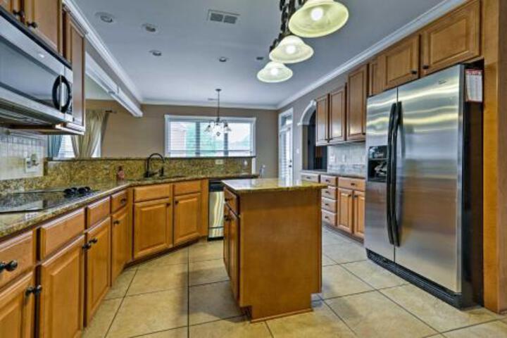 Lavish Cordova House W / Pool Table & Media Room! - thumb 3