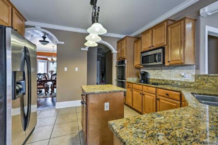 Lavish Cordova House W / Pool Table & Media Room! - thumb 4