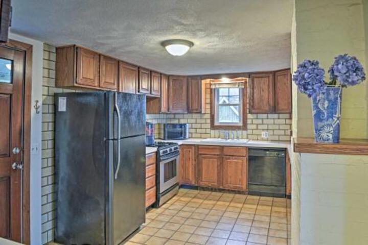 Home W / 2 Kayaks Deck & Views On Narragansett Bay! - thumb 0