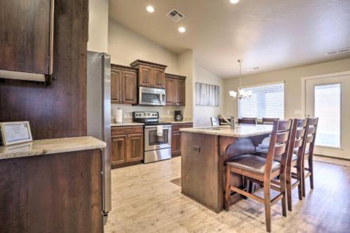 Hurricane Home W / Private Pool Mtn Views! - thumb 0