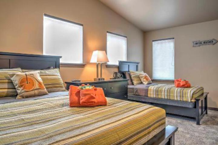 Upscale Moab Home W / RedRock Views+HotTub & Patio - thumb 2