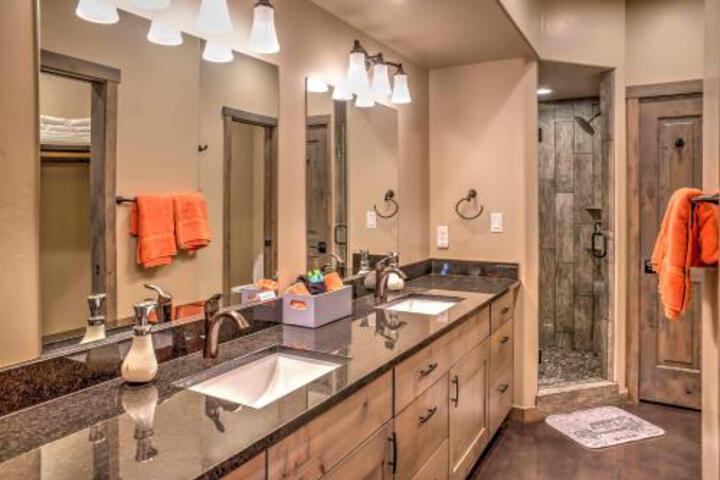 Upscale Moab Home W / RedRock Views+HotTub & Patio - thumb 5