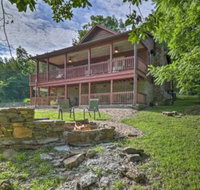 Creekside Hideaway Home with Fire Pit  Creek Access - Accommodation Indiana