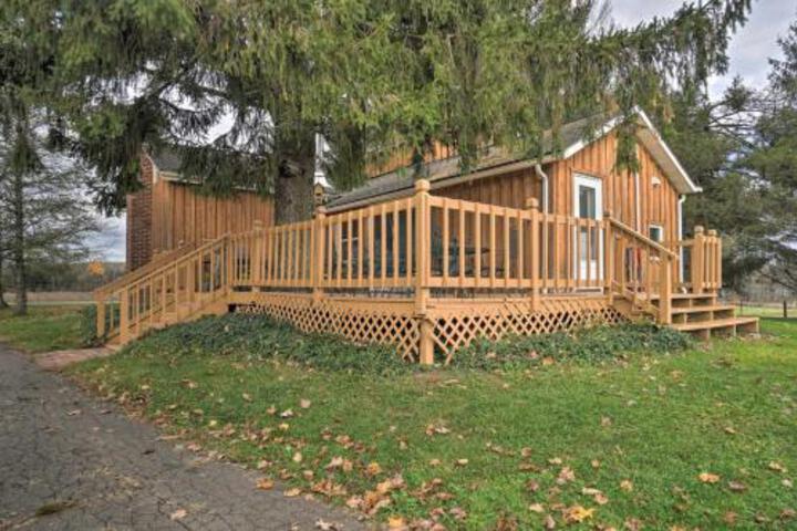 Vintage Farmhouse 2.4 Miles To Mount Pleasant Ski! - thumb 1