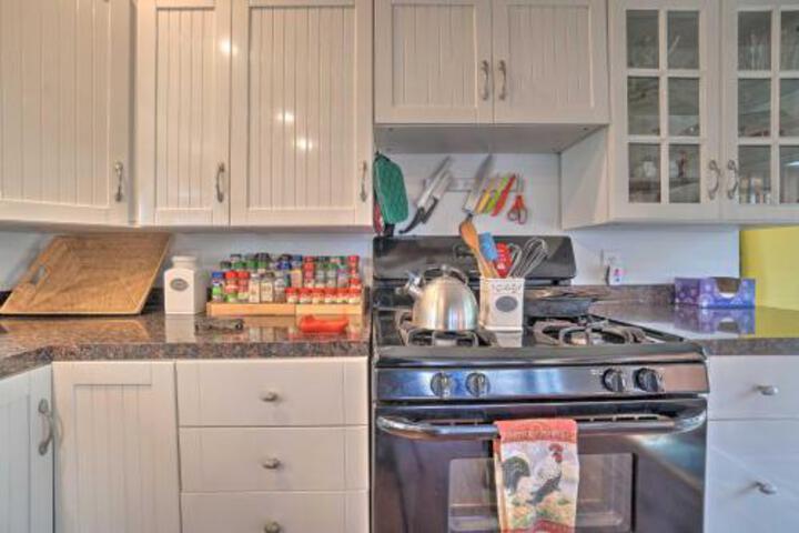 Vintage Farmhouse 2.4 Miles To Mount Pleasant Ski! - thumb 5