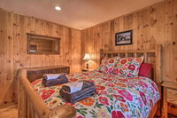 Cabin w / Climbing Wall  Game Room 5 Mi to Mt. Snow