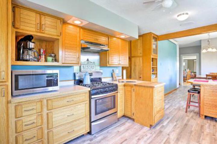 Custer Home W / Deck & Porch Walk Downtown! - thumb 1