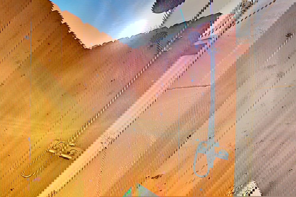 New Listing! Drift Inn: Beachside W/ Porch 4 Bedroom Home - thumb 6