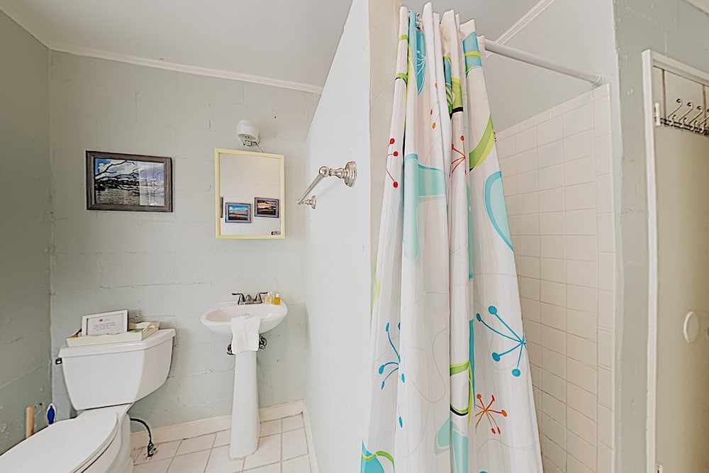 New Listing! Drift Inn: Beachside W/ Porch 4 Bedroom Home - thumb 5