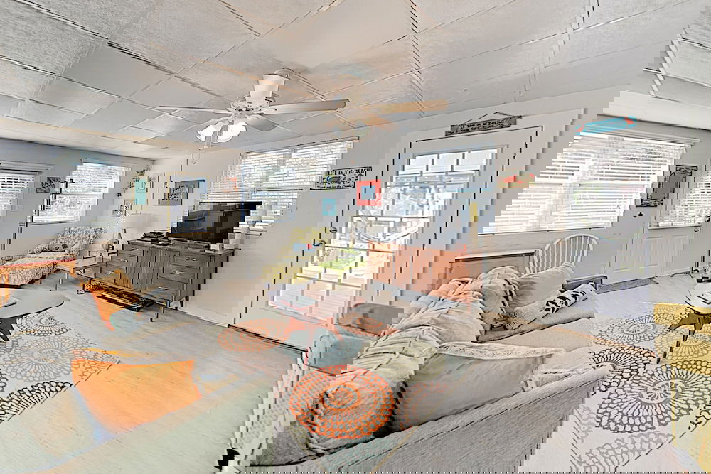 New Listing! Drift Inn: Beachside W/ Porch 4 Bedroom Home - thumb 2