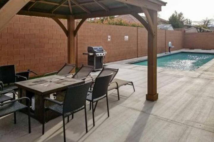 Luxe Home W / Pool Grill 25 Mins To St. George - thumb 3