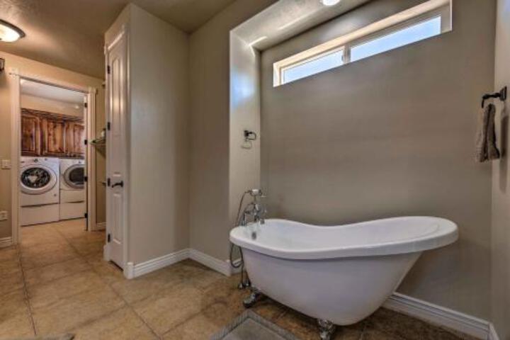 Luxe Home W / Pool Grill 25 Mins To St. George - thumb 4