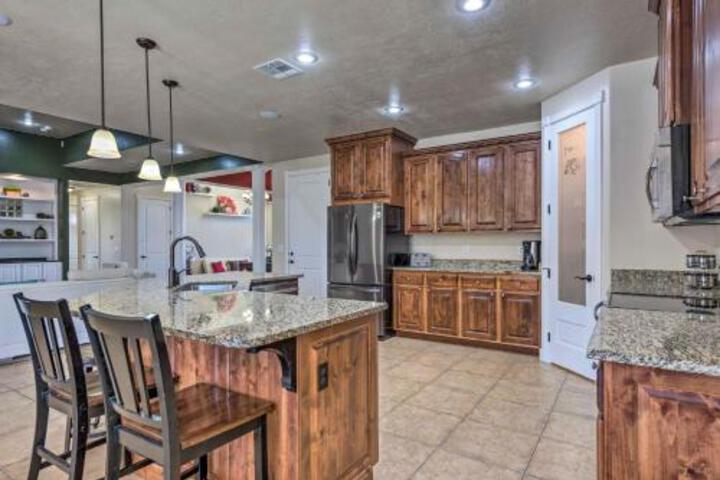 Luxe Home W / Pool Grill 25 Mins To St. George - thumb 1